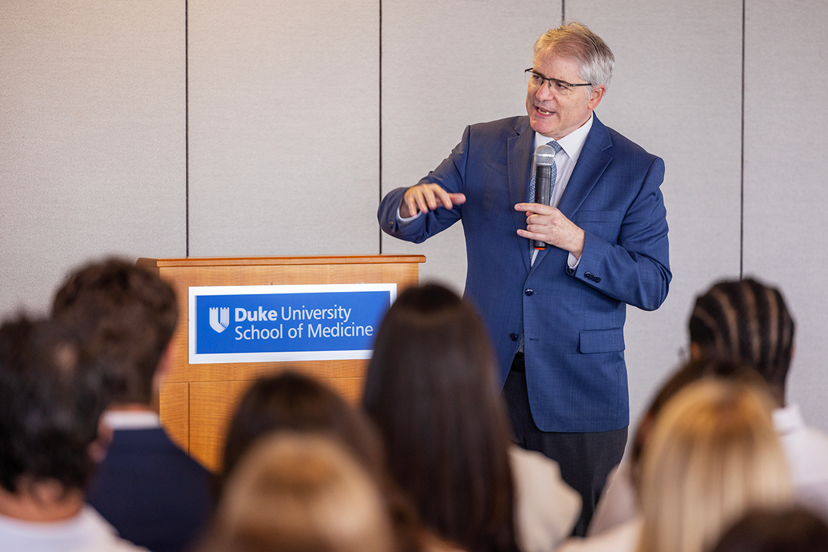 Chair of Orthopaedic Surgery speaking with DPT students